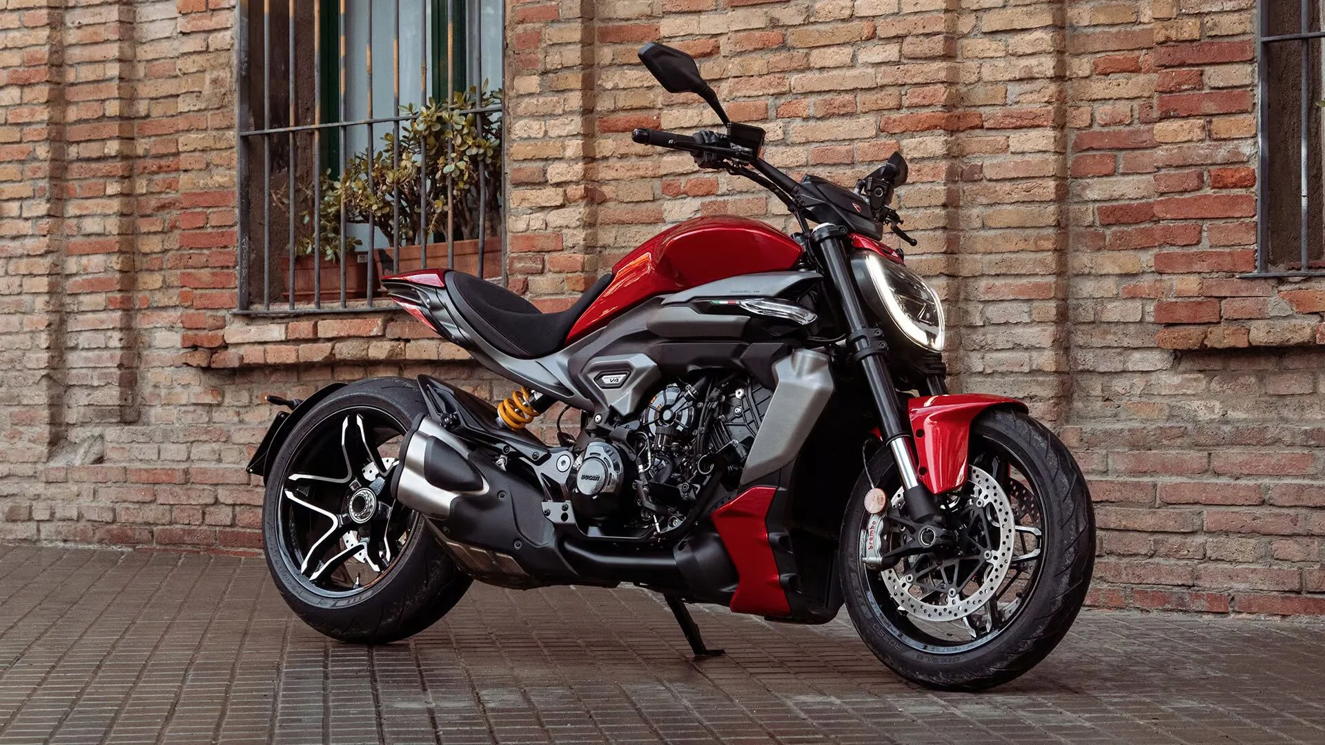 X Diavel V4